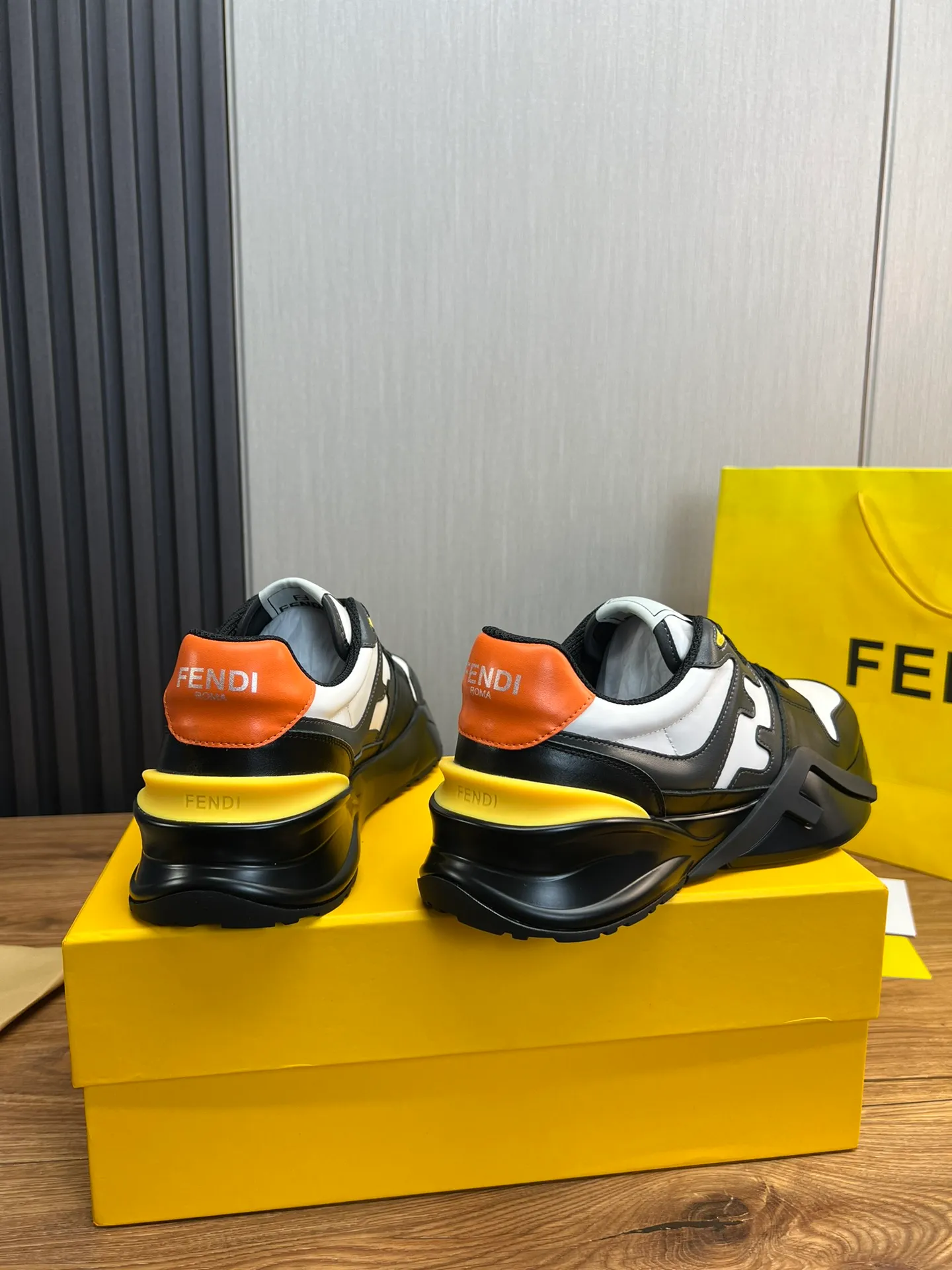 Men's shoes 💰520💰 Fendi [Fendi] hot style is on the market 🔥Fashionable casual men's shoes 🔱 Made of original cowhide + breathable mesh lining + sheepskin feet, perfect shape, top quality, you deserve it 🔜Original outsole, ultra-light, non-slip and wear-resistant 👣 Standard size 38-44 (customized in 45)